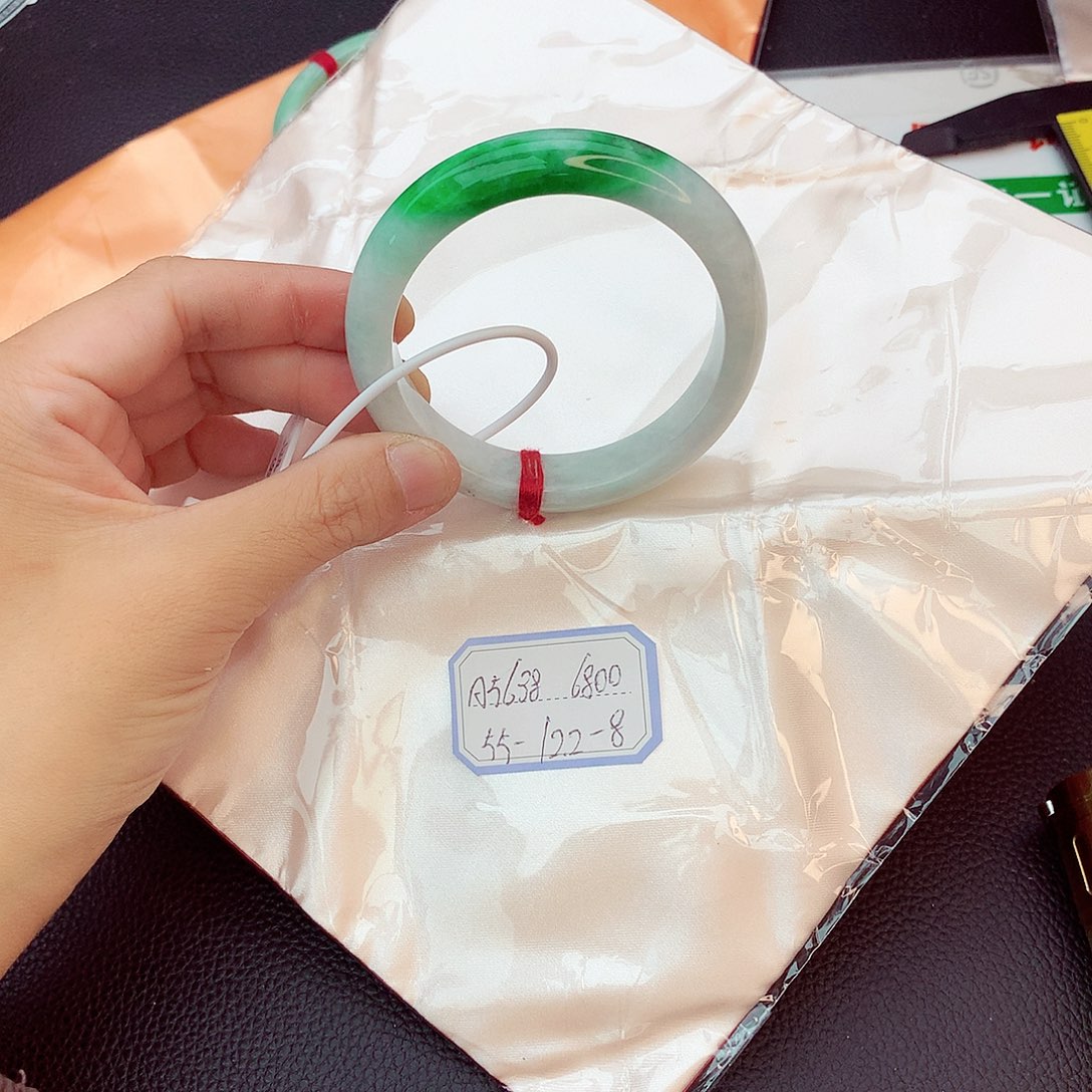 翡翠手镯未镶嵌翡翠