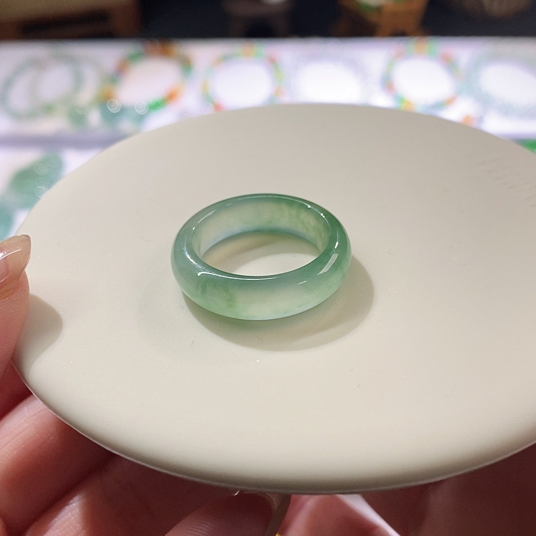 翡翠裸石绿飘花戒圈13*