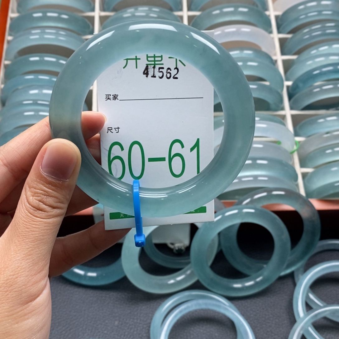 林***某石英质玉未镶嵌手镯