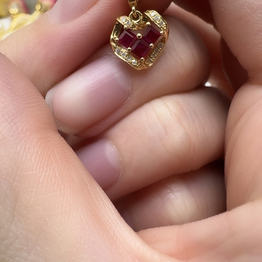 18K金镶嵌红宝石颈饰