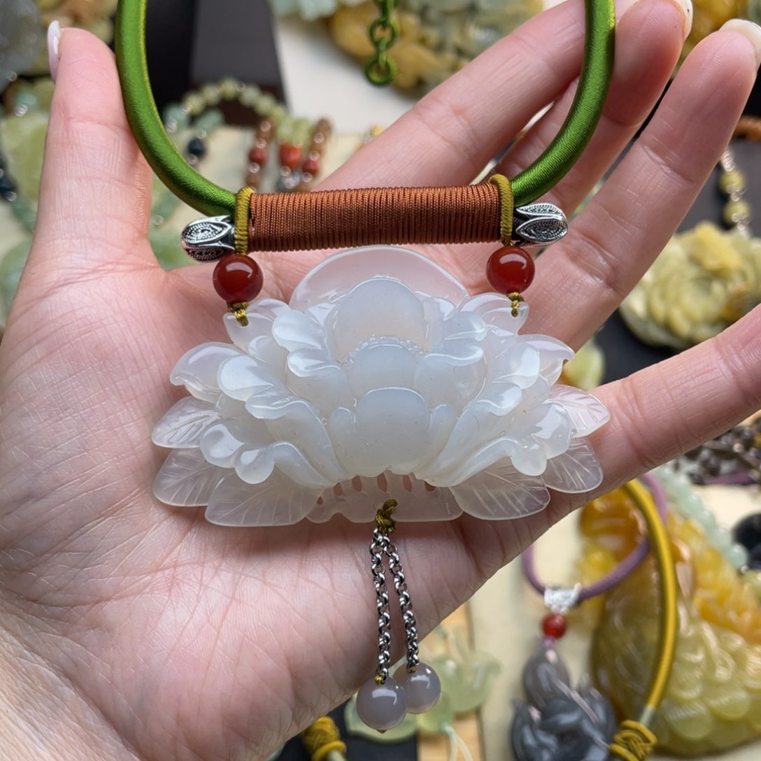 蛇纹石玉颈饰未镶嵌