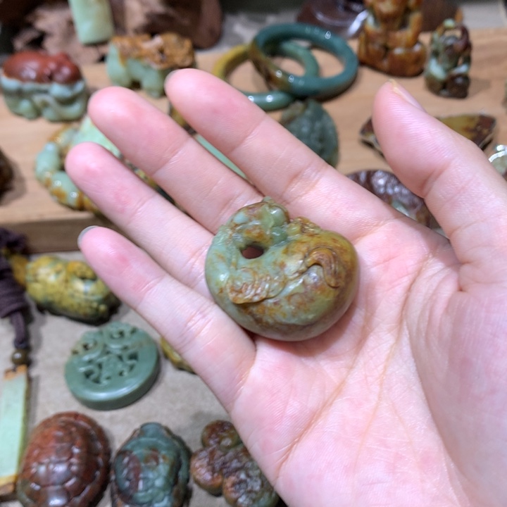 未镶嵌岫岩河磨玉（透闪石质玉）挂件