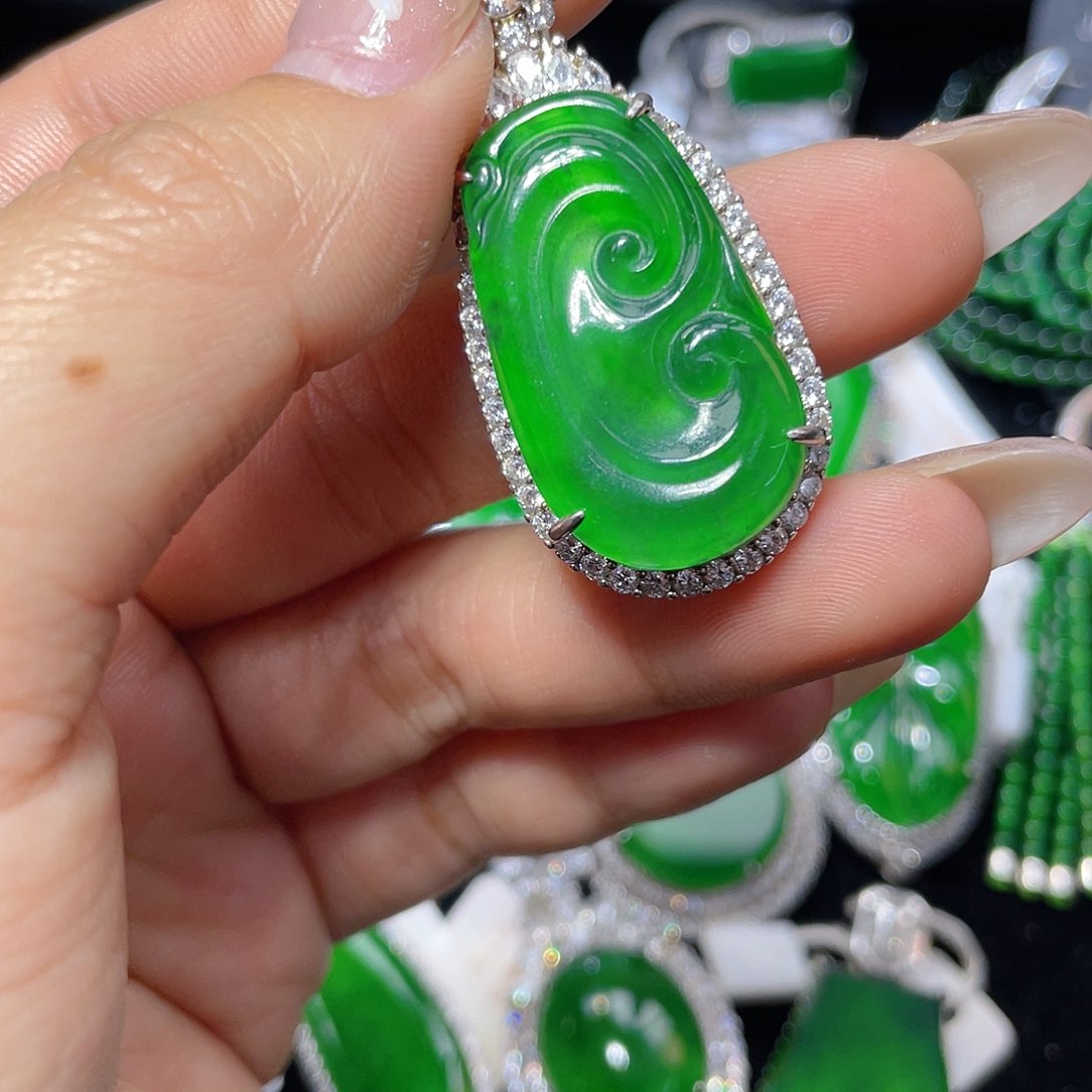翡翠颈饰银S925镶嵌翡翠