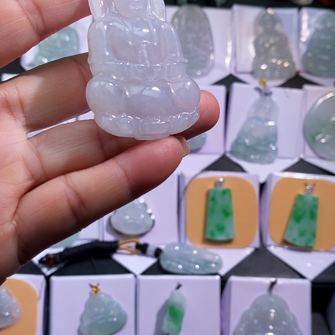 翡翠未镶嵌颈饰观音