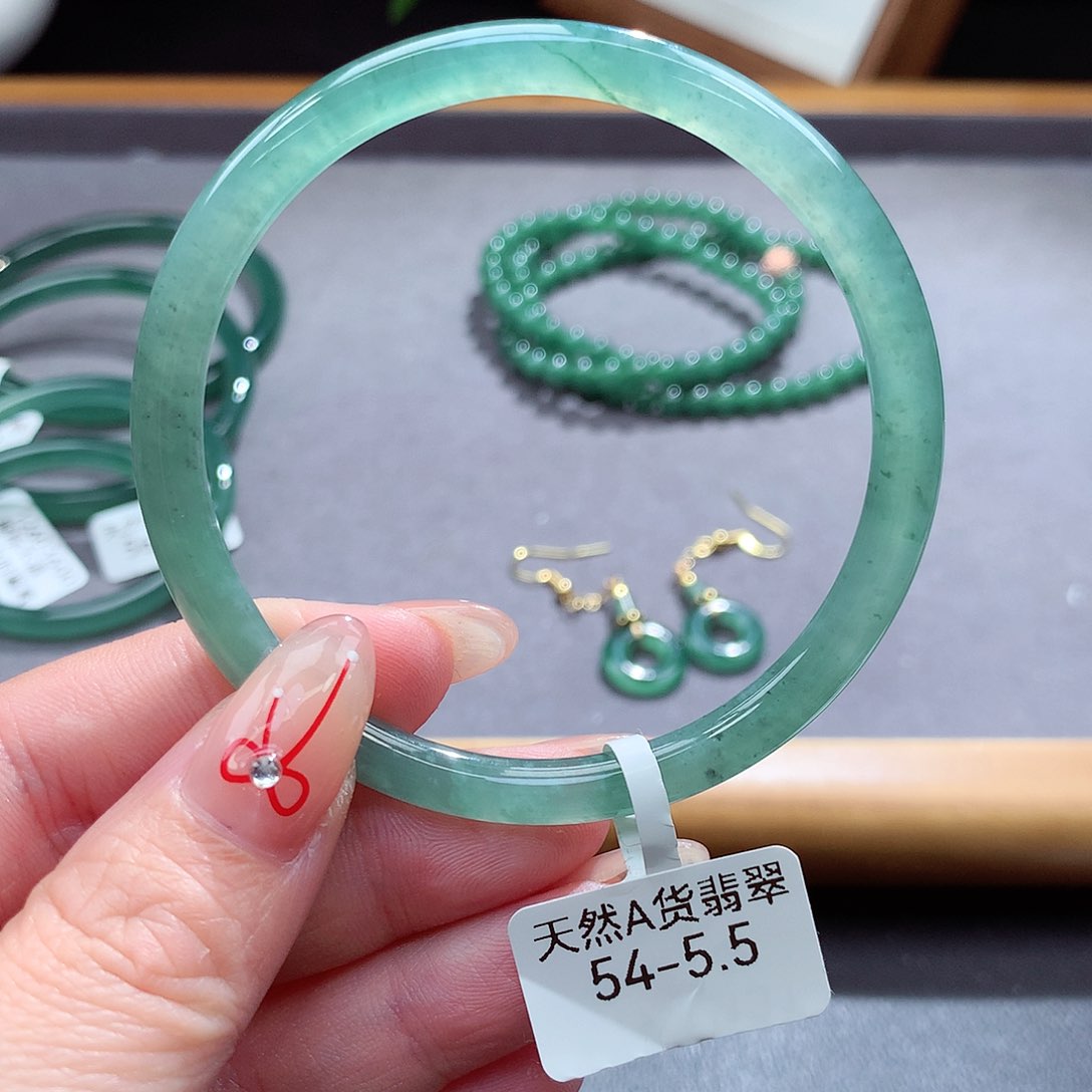 翡翠手镯（圆镯）未镶嵌