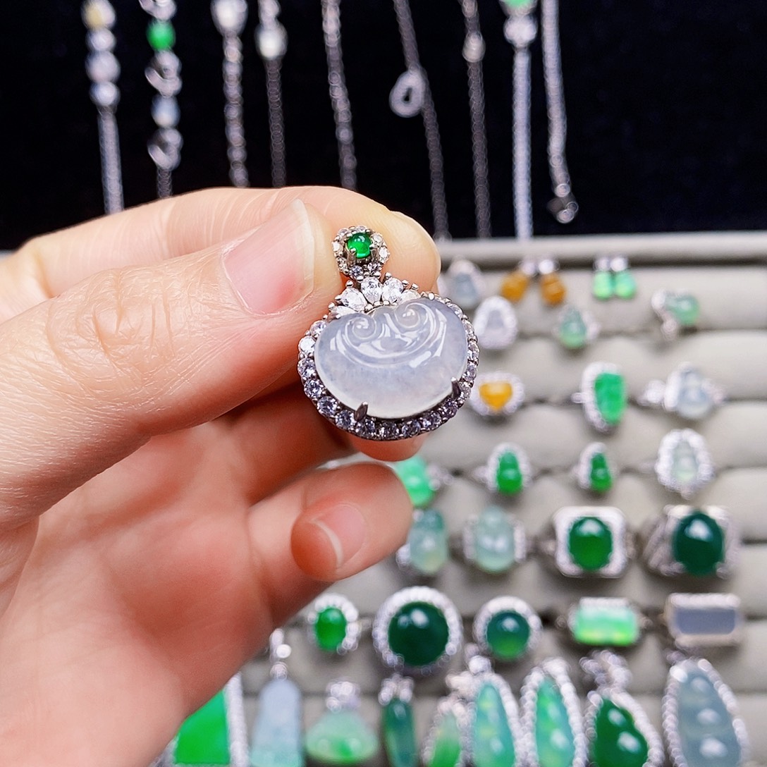 翡翠银S925镶嵌颈饰如意