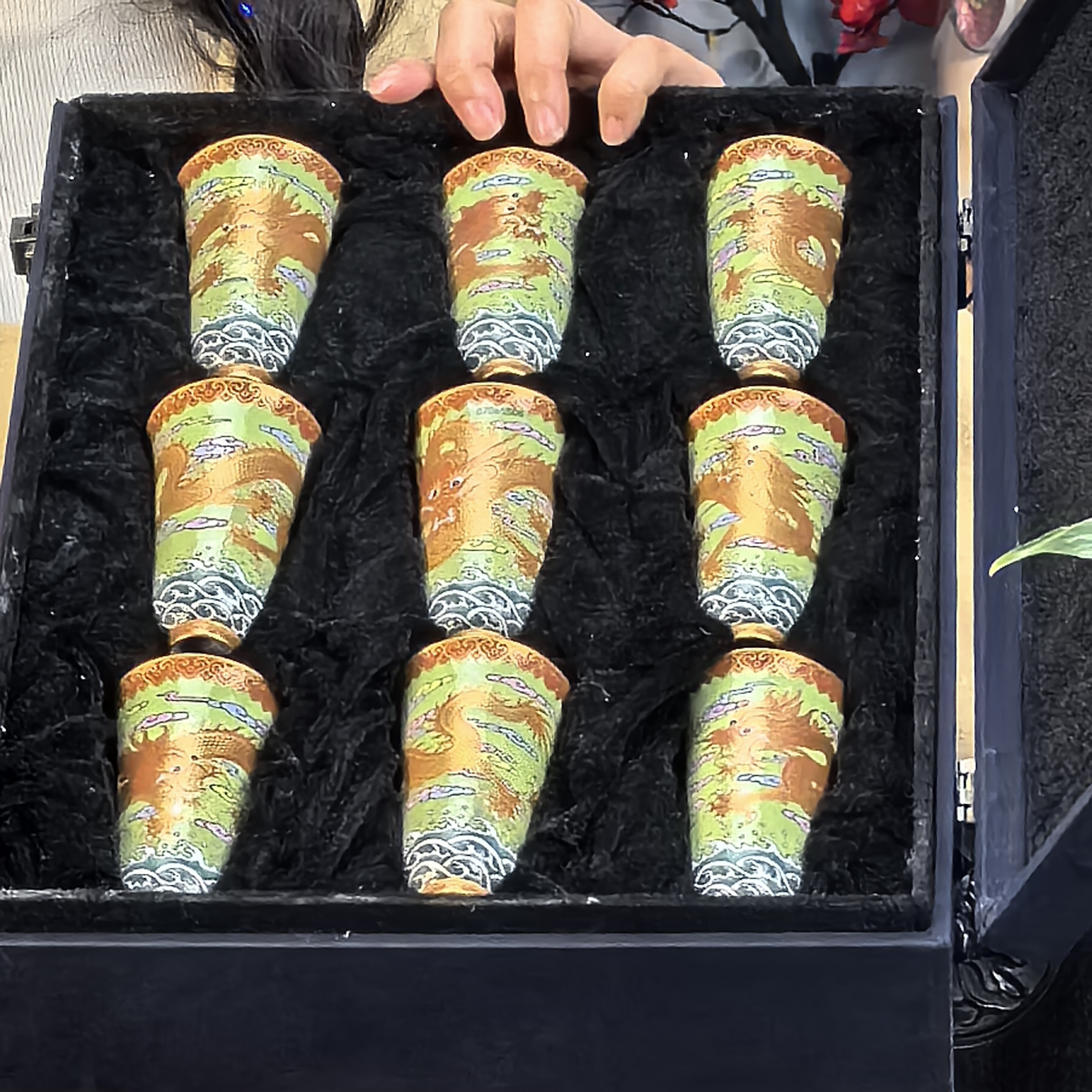 珐琅彩九龙铃铛杯