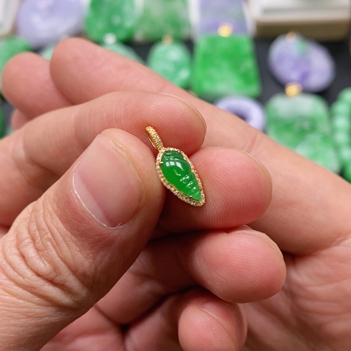 翡翠颈饰未镶嵌吊坠