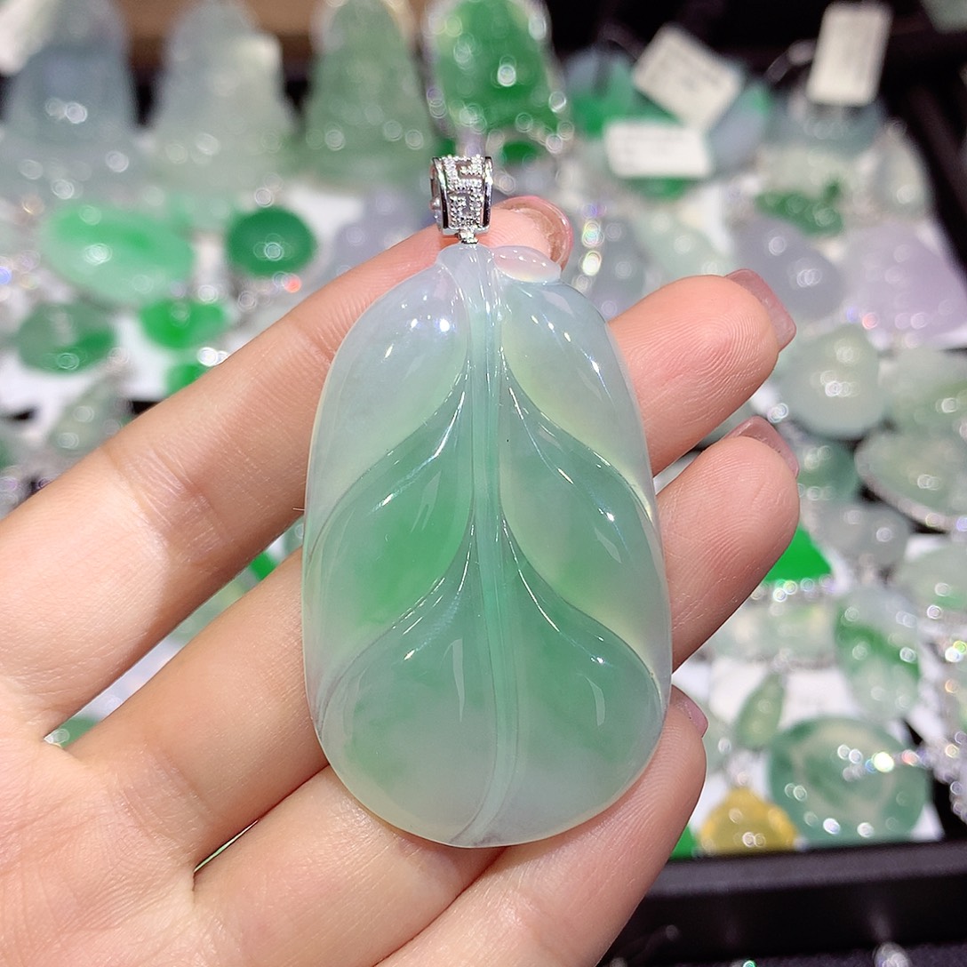 翡翠18K金镶嵌颈饰叶