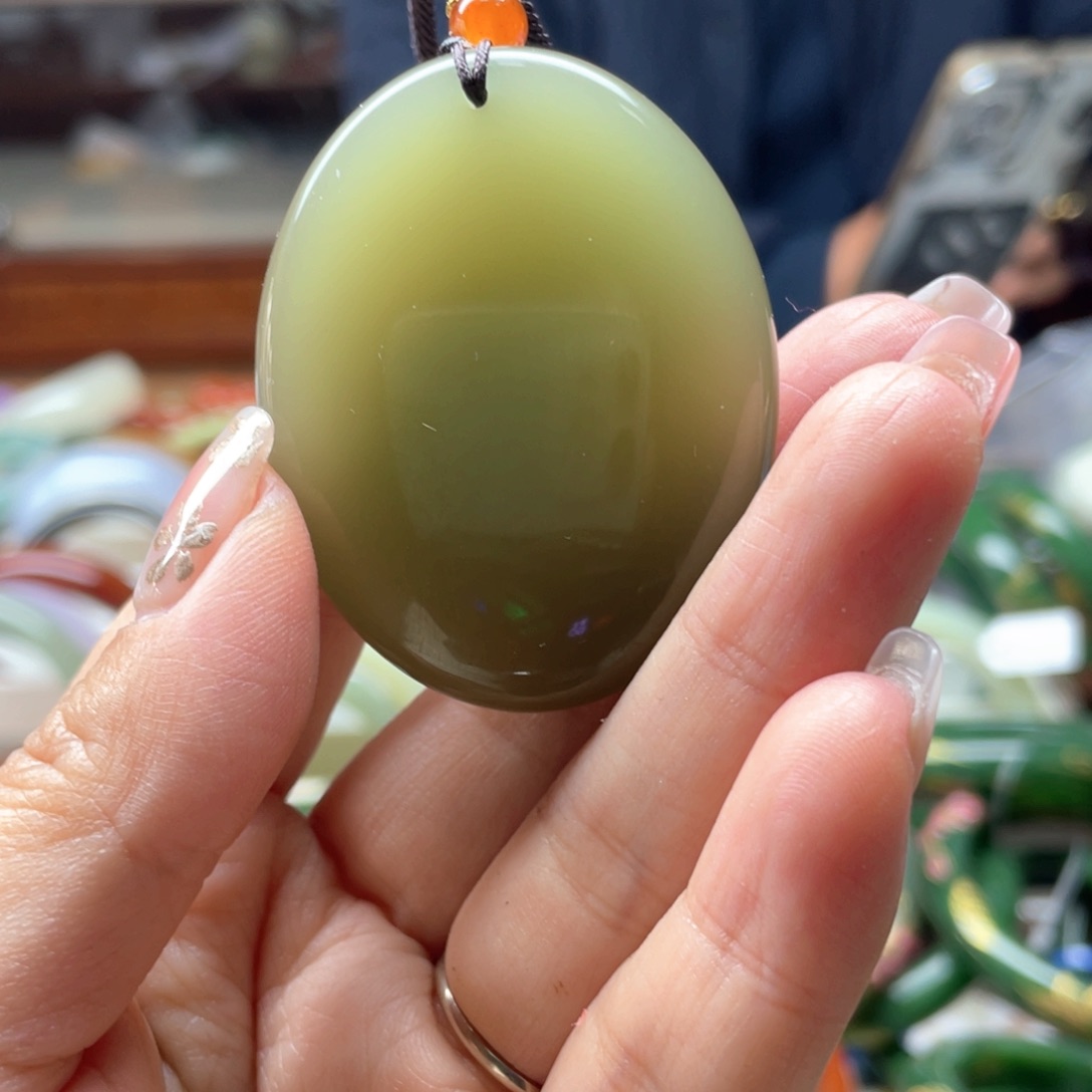 蛇纹石玉未镶嵌颈饰