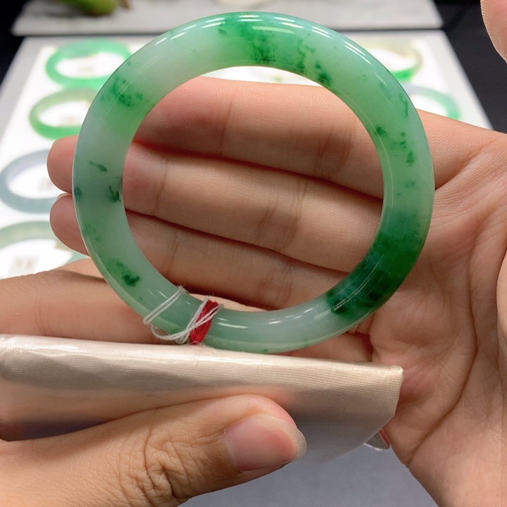 翡翠手镯未镶嵌翡翠