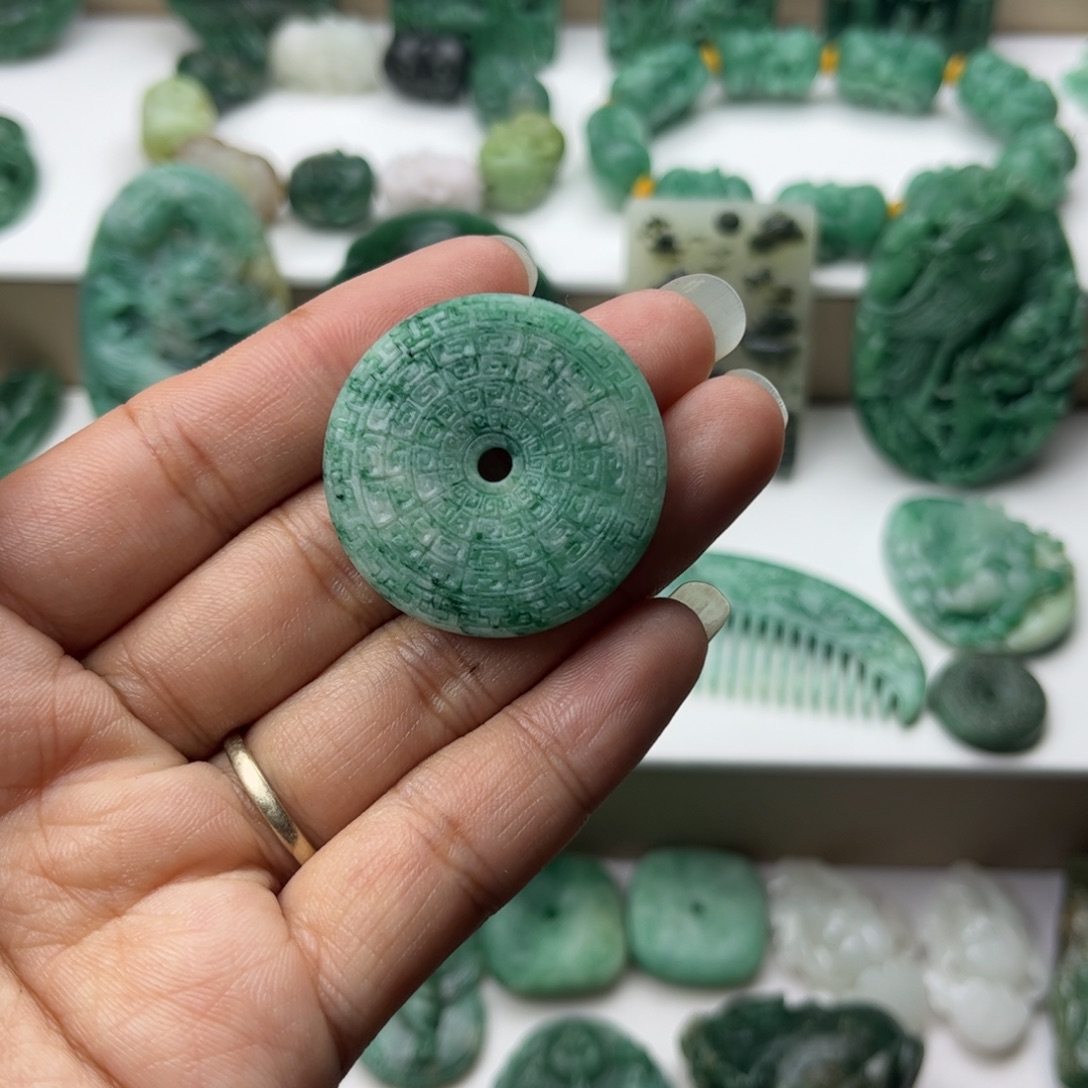 独山玉未镶嵌挂件