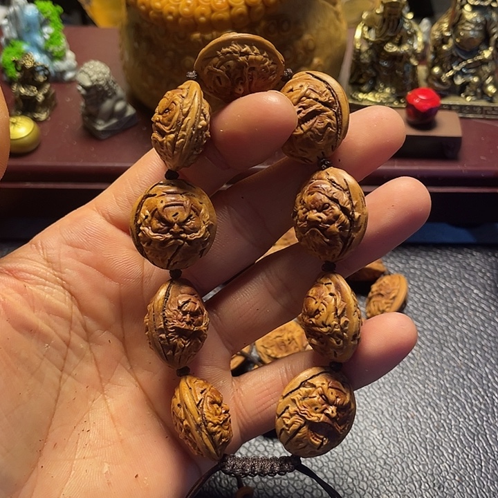 大桃核雕刻钟馗头瑕疵