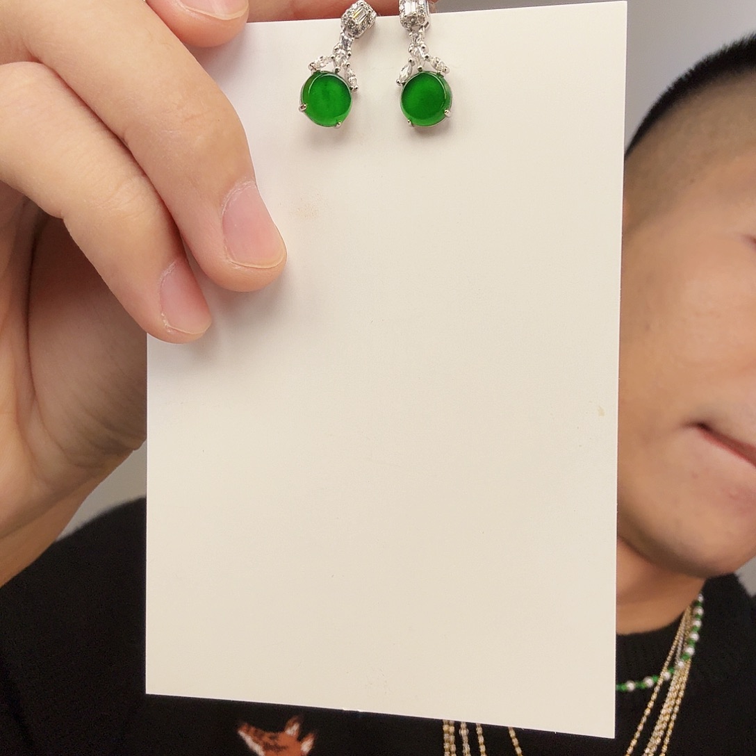 翡翠未镶嵌颈饰一对