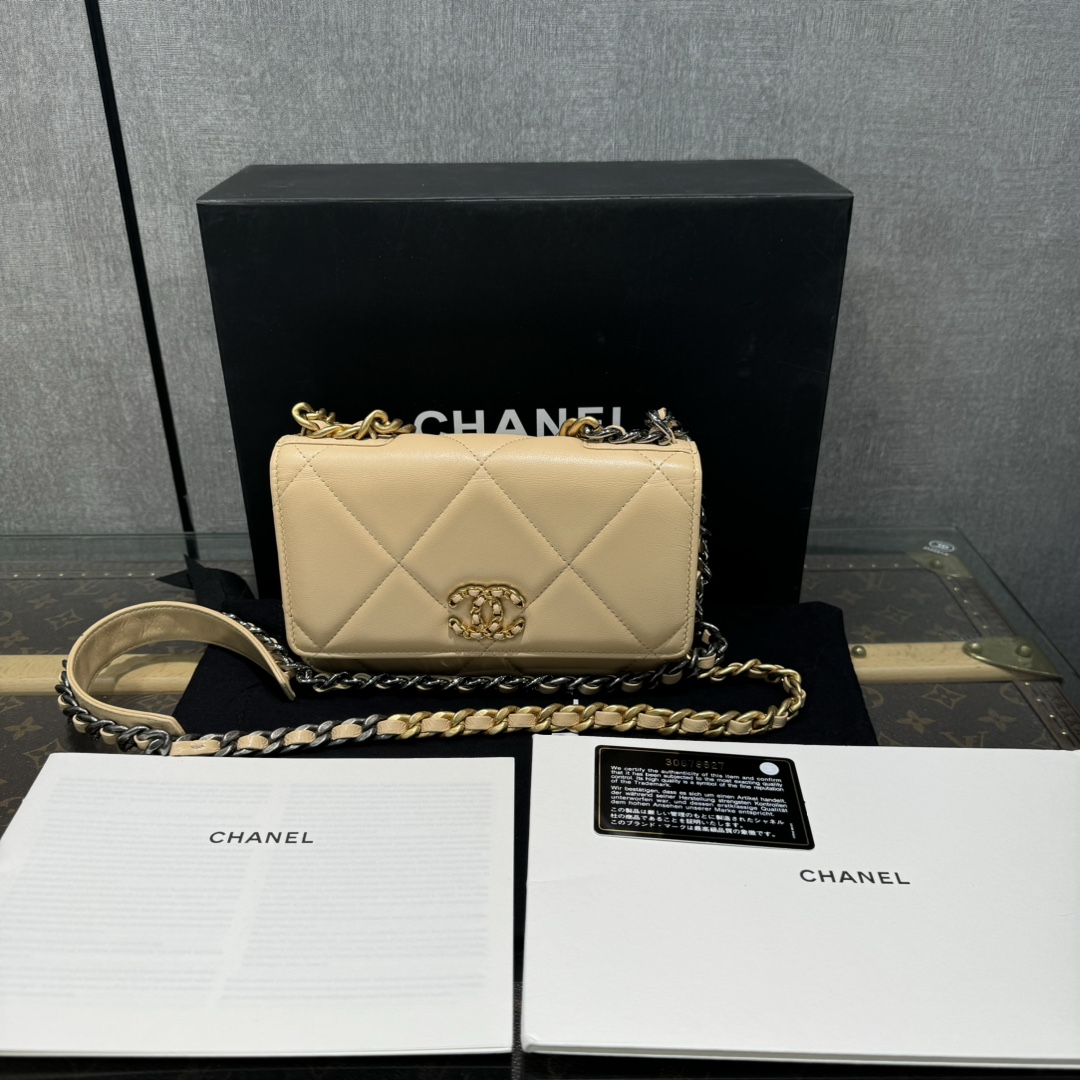 99新 Chanel/香奈儿 19Bag woc菱格纹米色金扣包 28429