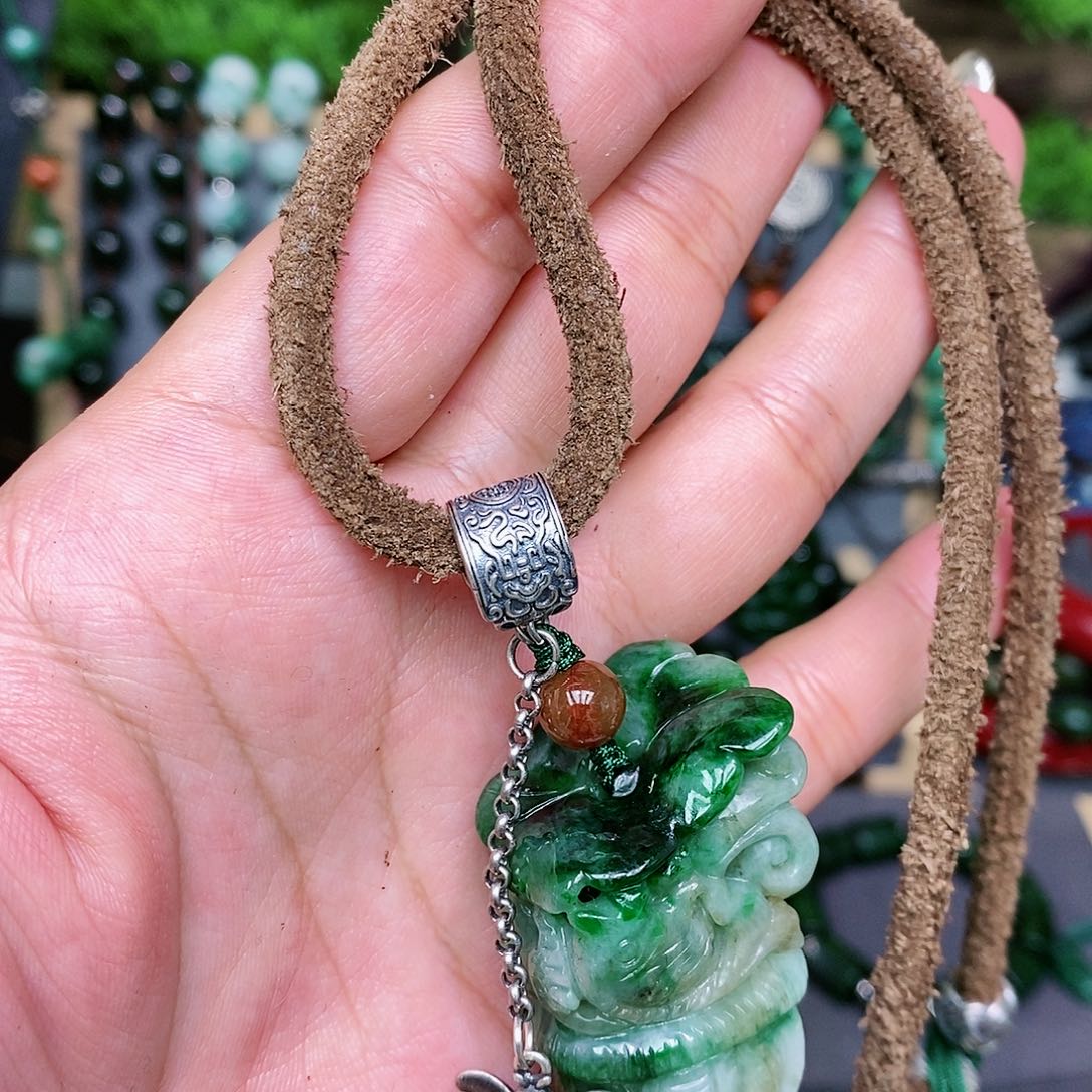 翡翠颈饰未镶嵌W****e漂亮美眉