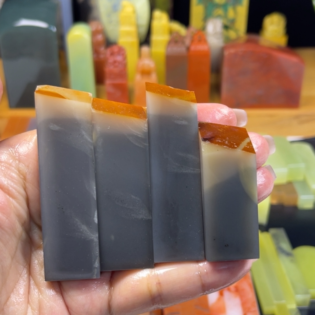 青田石印石巴林牛角带石皮牌牌+闲章×4