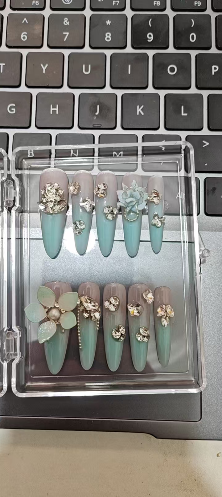 纯手工穿戴甲爆闪猫眼细闪碎钻拼接精致显白可重复佩戴