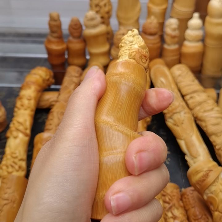 开***健竹红皮料子顶雕麒麟