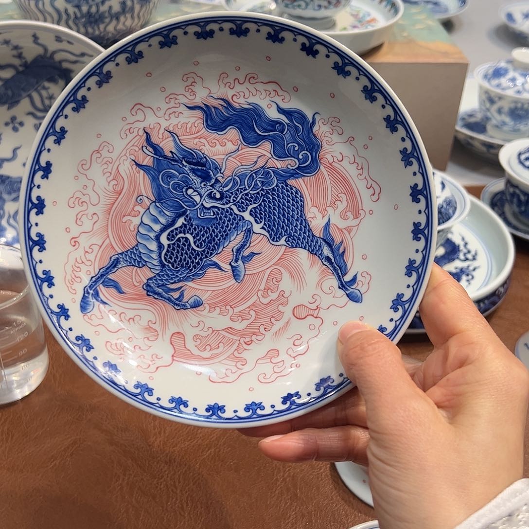 壶承青花釉下红麒麟壶承