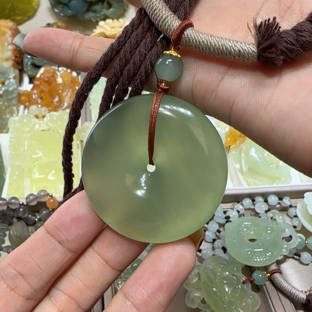 未镶嵌蛇纹石玉吊坠