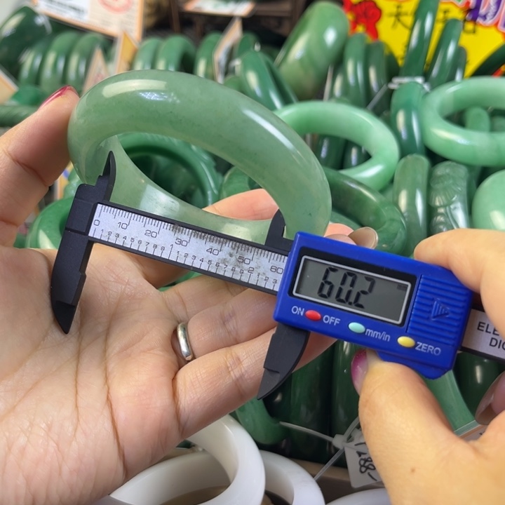 俏***^石英质玉未镶嵌手镯