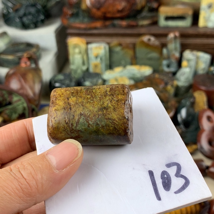 岫岩河磨玉（透闪石质玉）挂件有瑕未镶嵌山***容