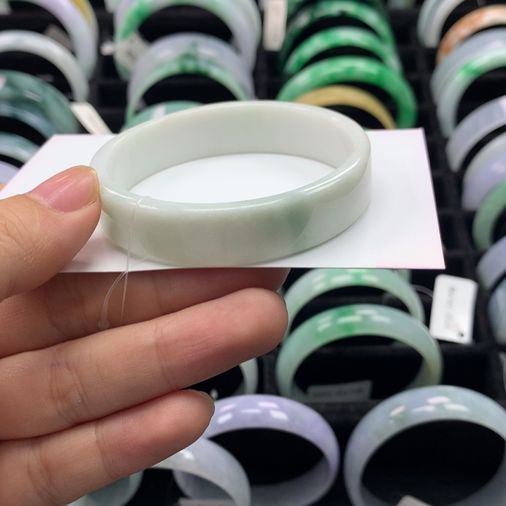 翡翠手镯未镶嵌翡翠