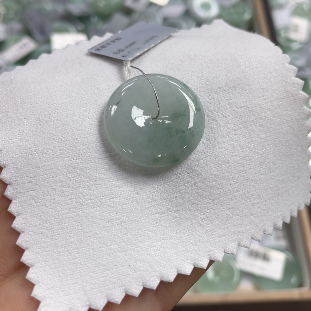 翡翠颈饰未镶嵌平安扣