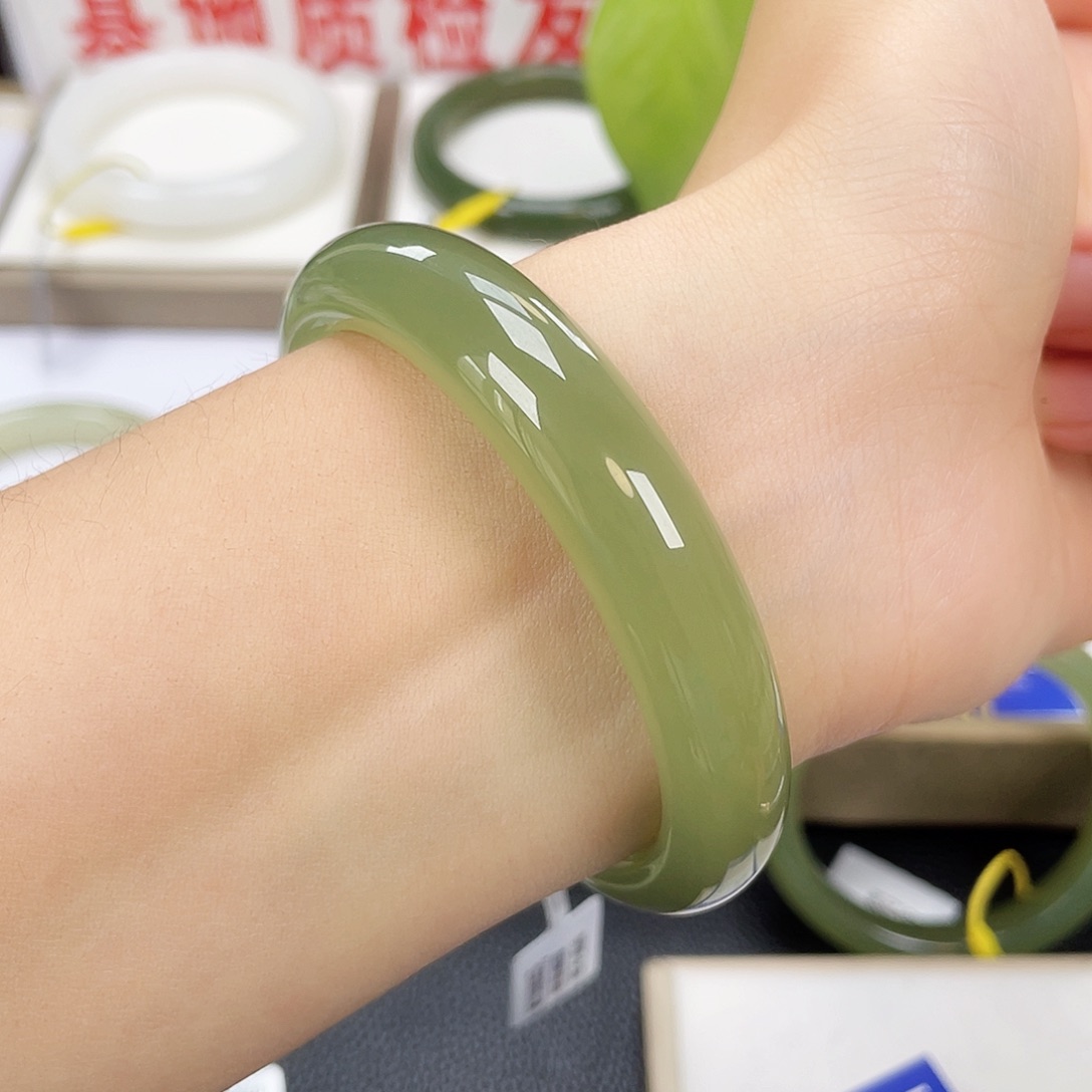 和田玉手镯未镶嵌