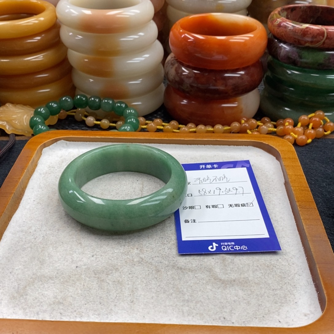 不***吃石英岩玉未镶嵌手镯（圆镯）