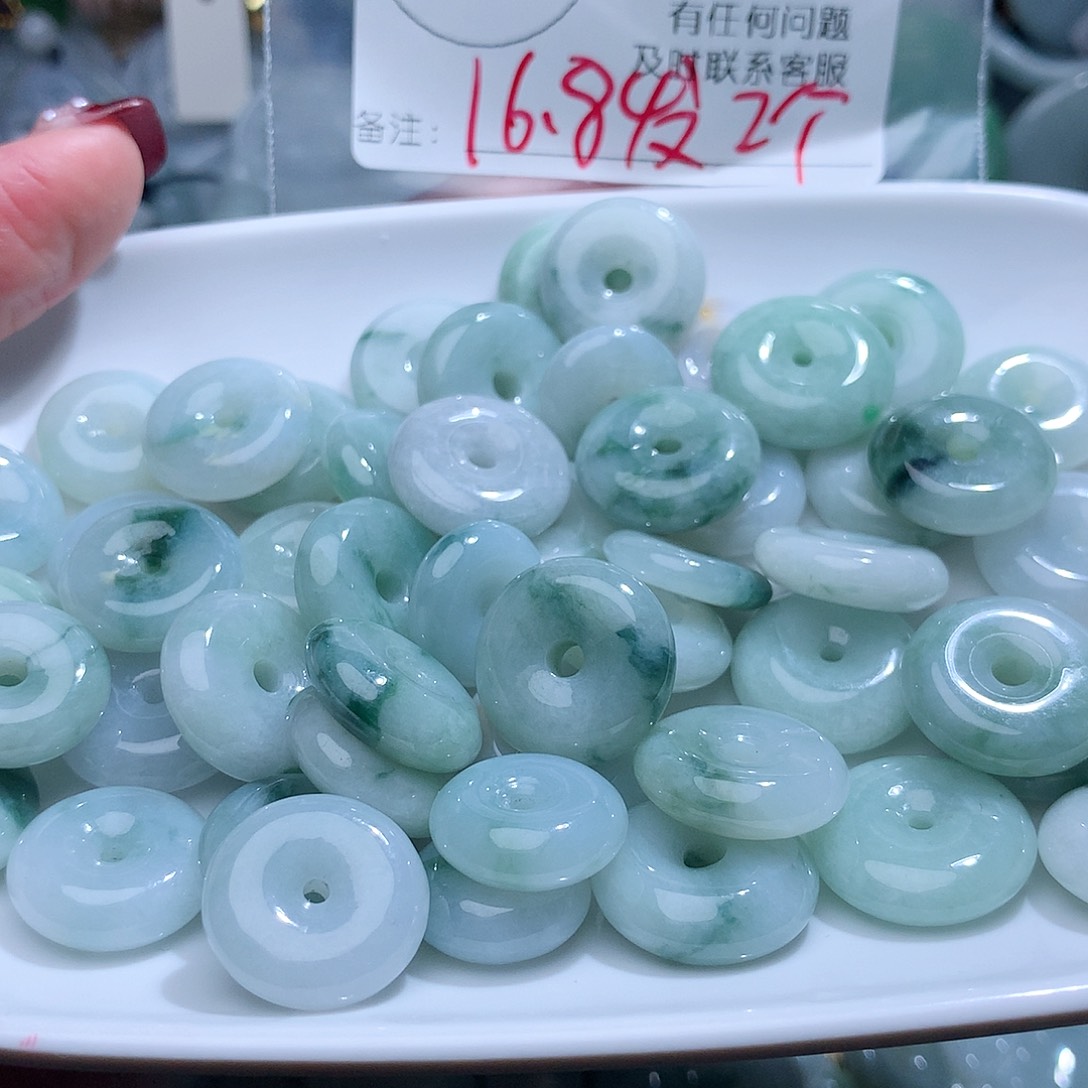 翡翠颈饰未镶嵌1990。