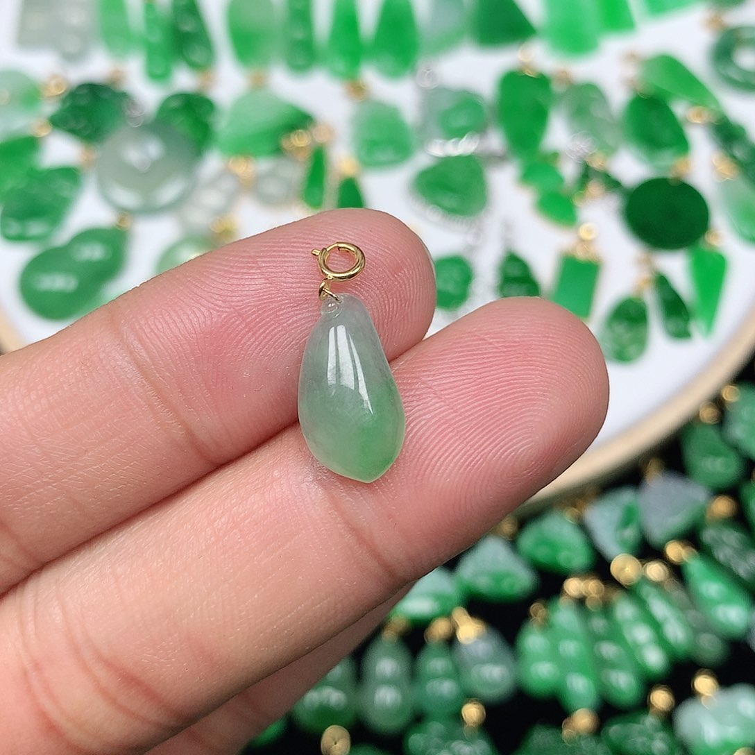 翡翠颈饰18K金镶嵌精美冰飘绿饱满福瓜