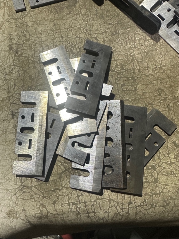 刨刃片，总长80左右，宽27左右，厚度3个，一单10片