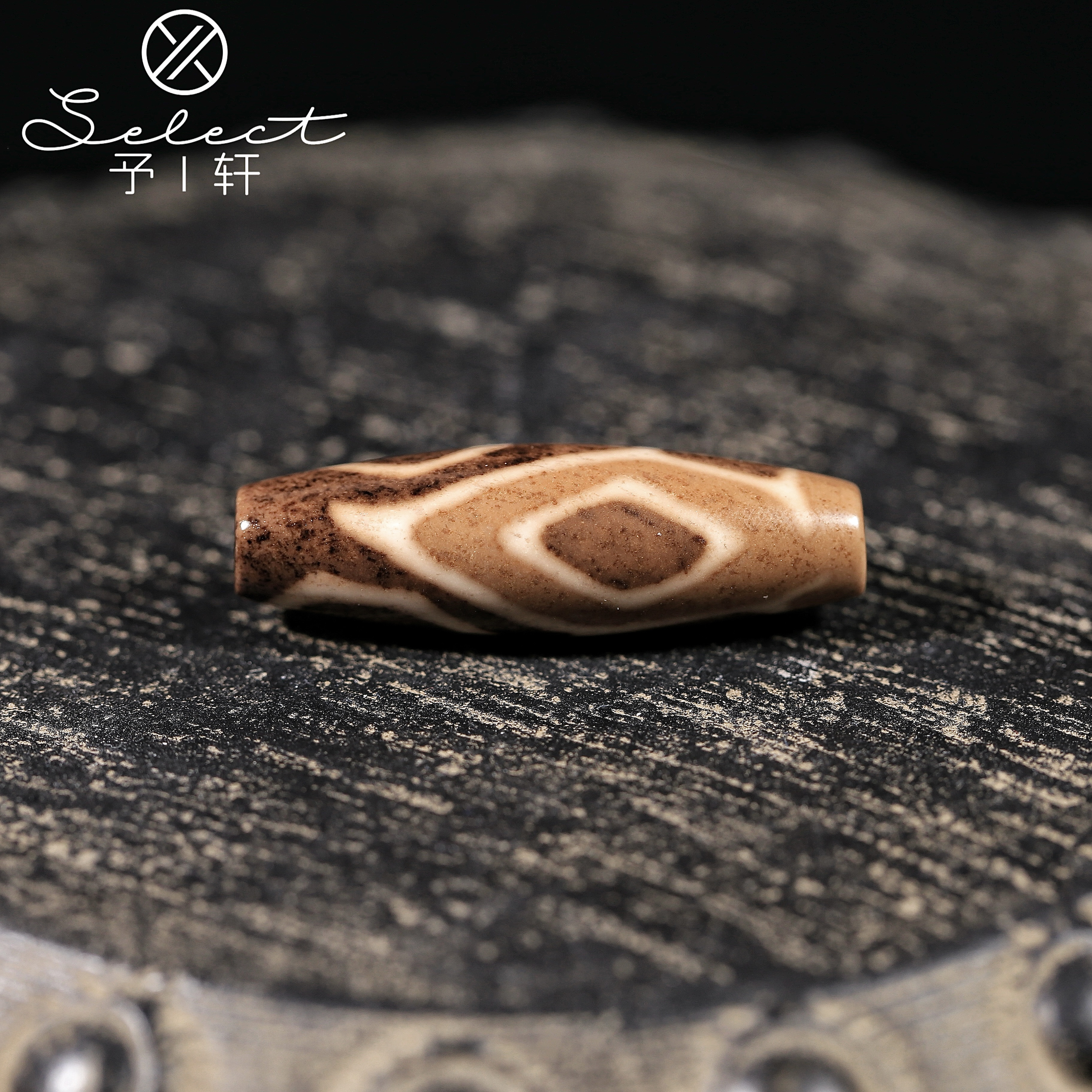 予轩出品；精品不丹牙黄手工措思工艺特殊三眼37.2*11.5mm天珠吊坠