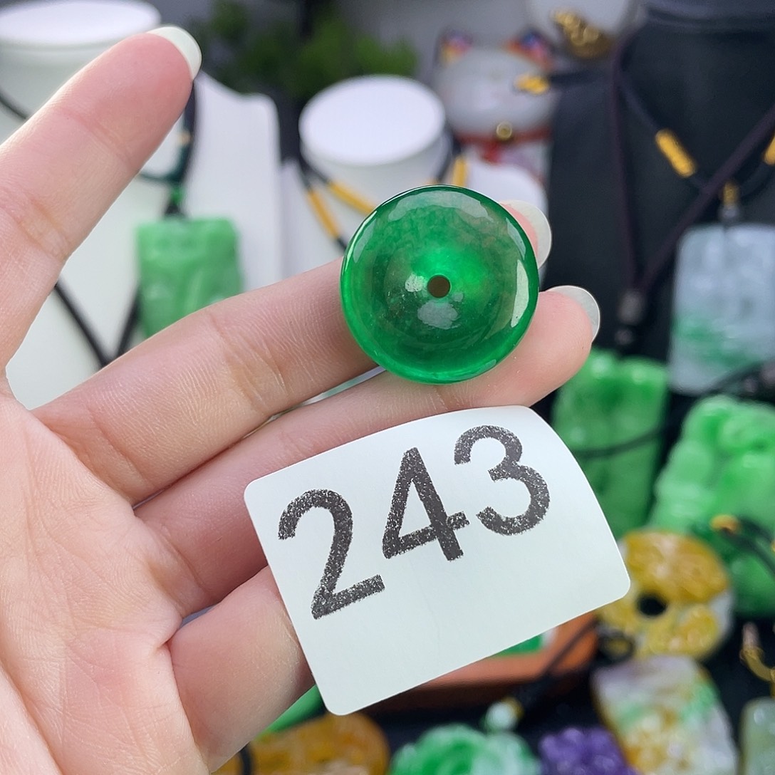 翡翠未镶嵌吊坠(赠链)