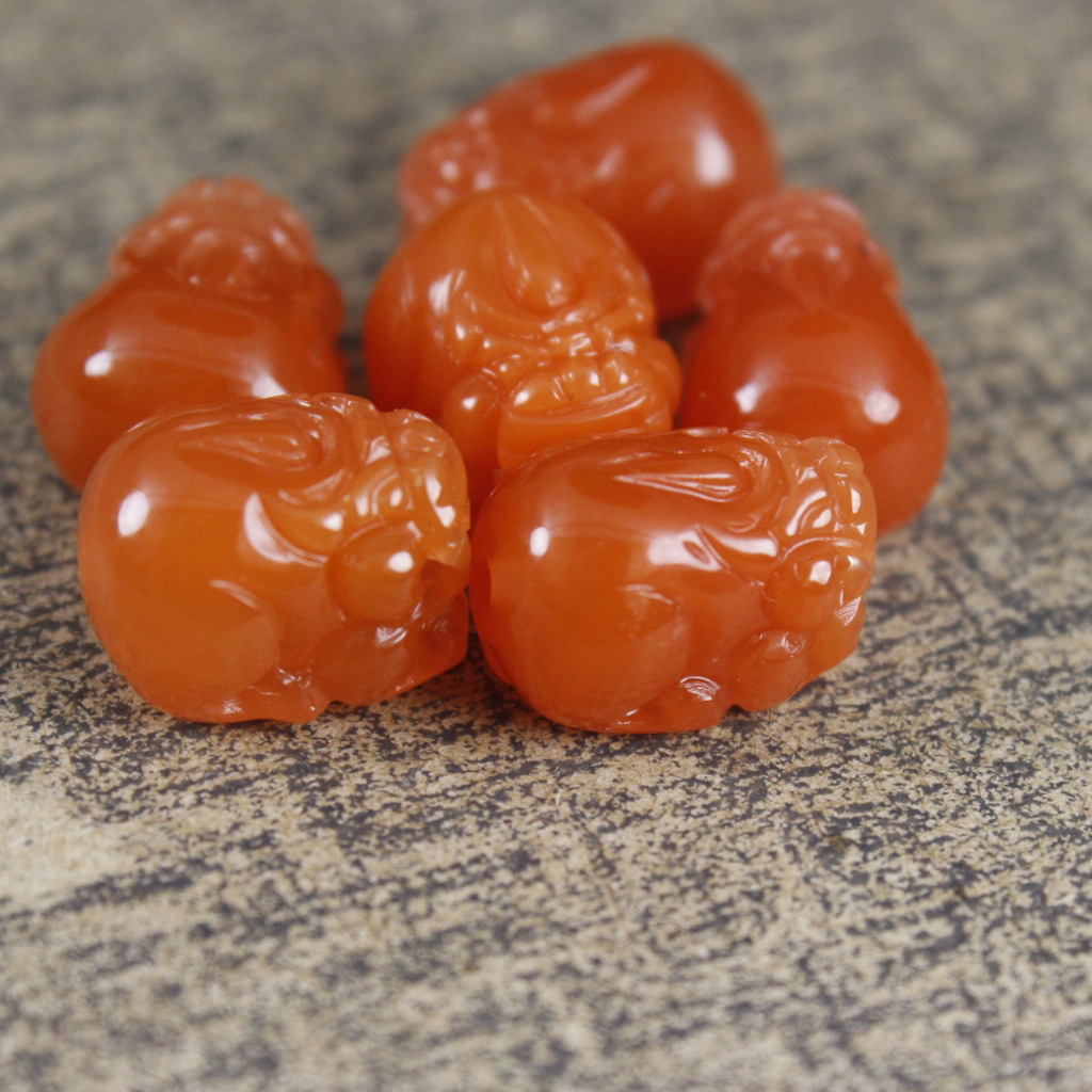 保山樱桃红满朱砂满天星雕刻貔貅通孔配饰顶珠南红玛瑙原矿无优化