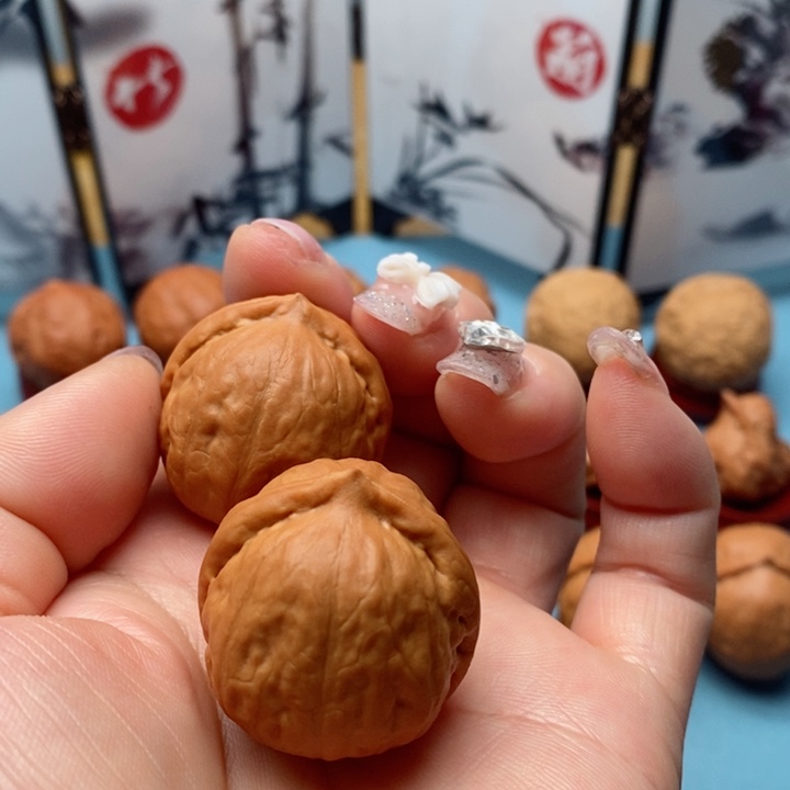 文玩核桃把件微野生小手捻龙珠