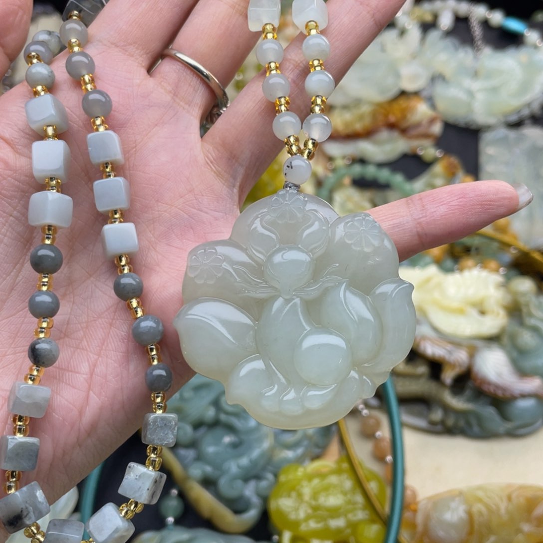 蛇纹石玉颈饰未镶嵌