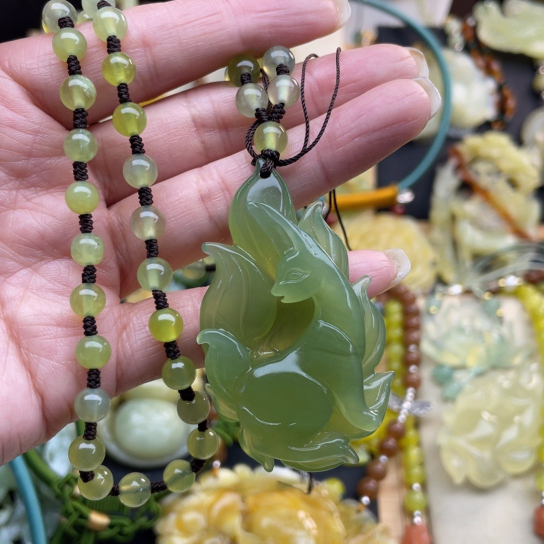 蛇纹石玉颈饰未镶嵌