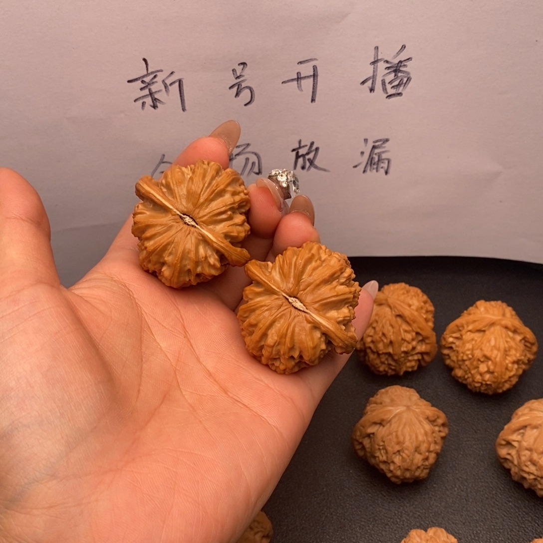 L***L把件文玩核桃41白狮子修尖