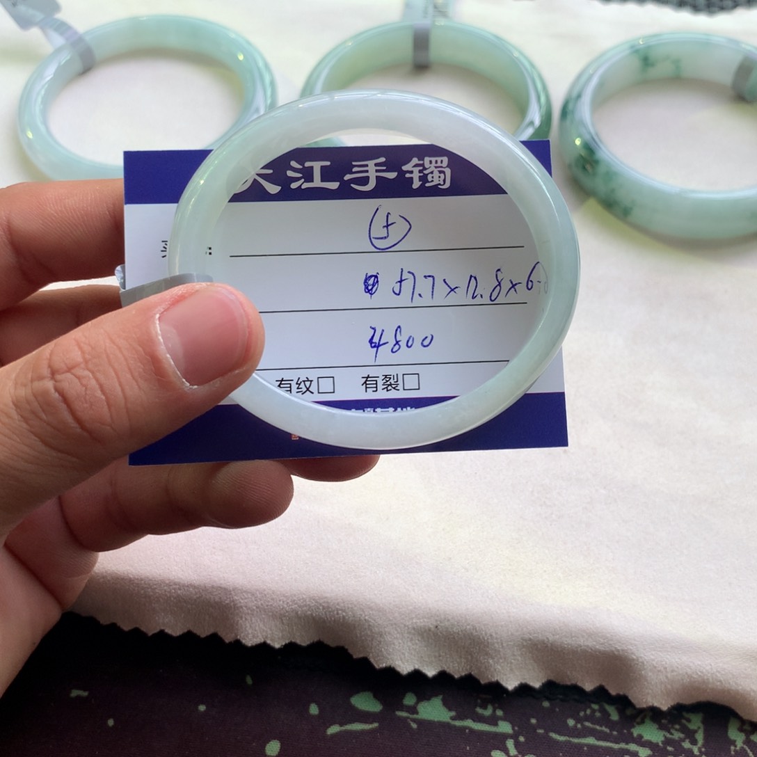 翡翠手镯未镶嵌              5