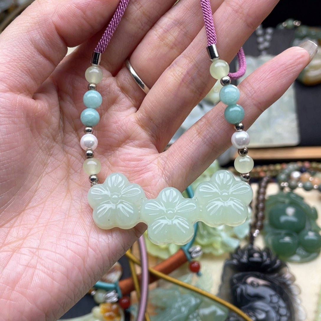 蛇纹石玉颈饰未镶嵌