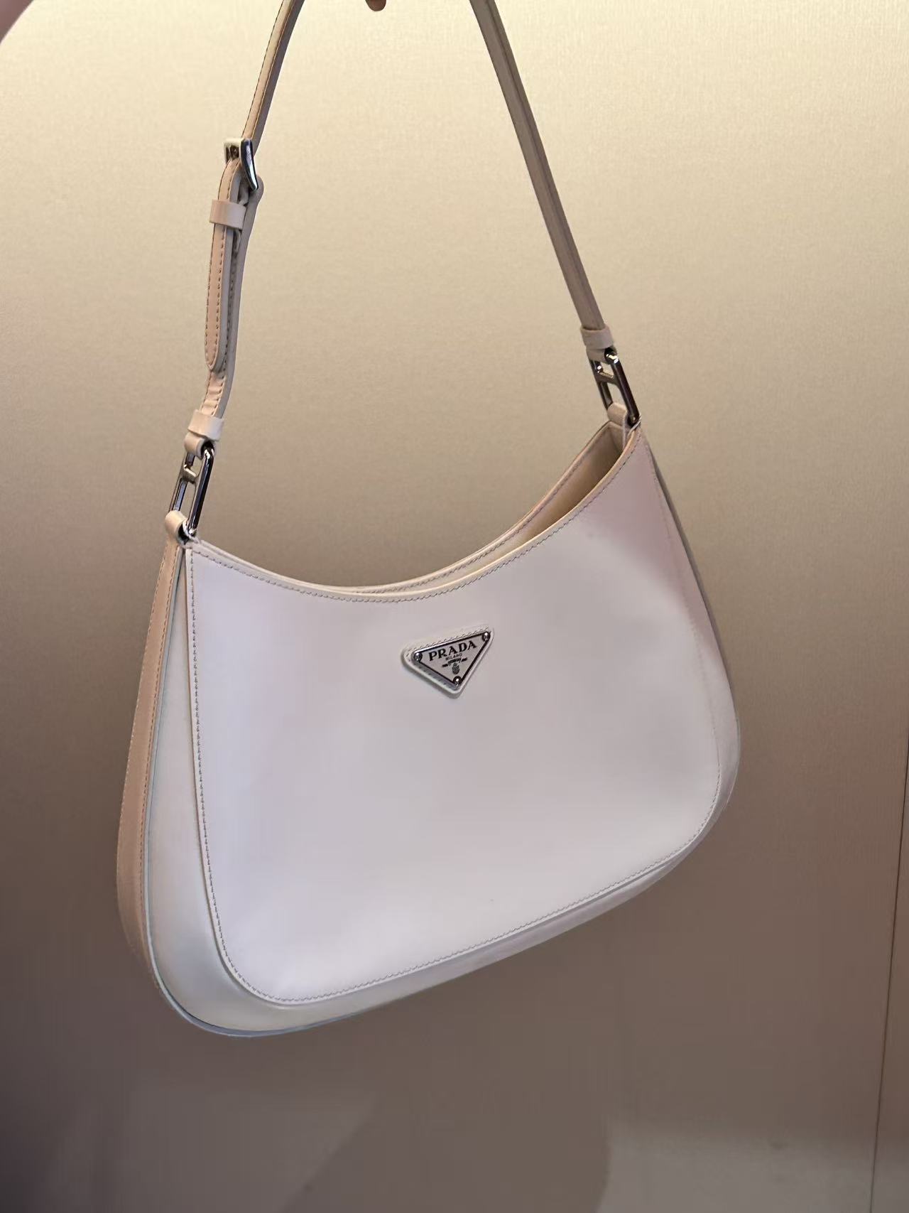 95新 Prada/普拉达 展会外场 白色银扣cleo hobo包