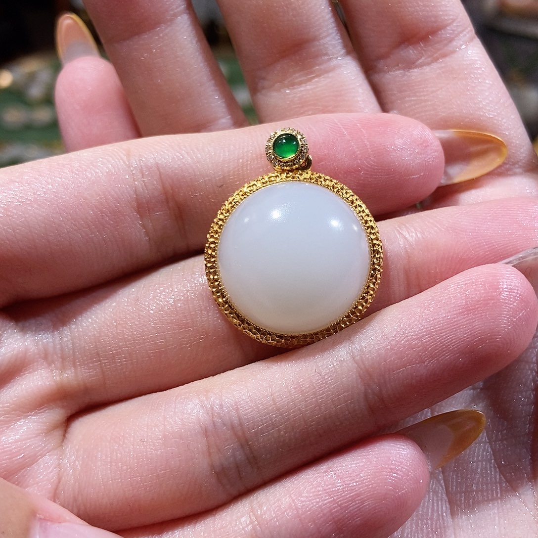 和田玉18K金镶嵌颈饰