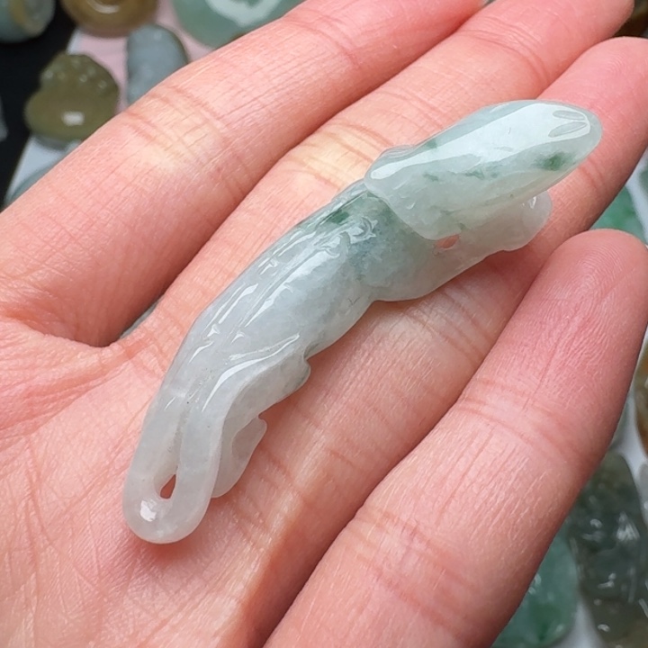 翡翠未镶嵌颈饰蜥蜴