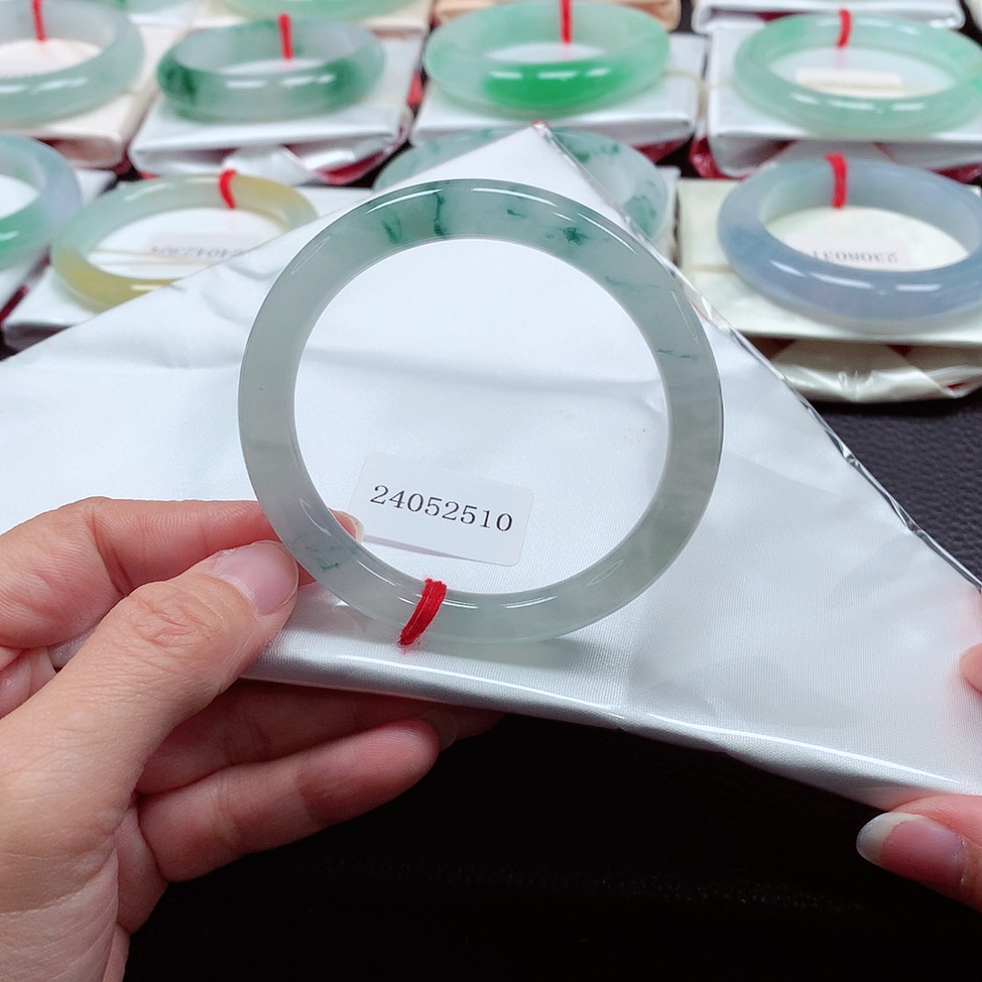 翡翠手镯（圆镯）未镶嵌天然A货翡翠手镯