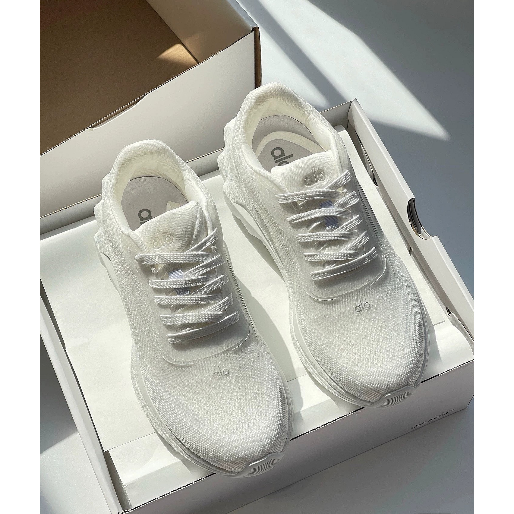 【Alo yoga】 Alo Runner休闲跑鞋网面透气夏季女款男士白色跑步鞋