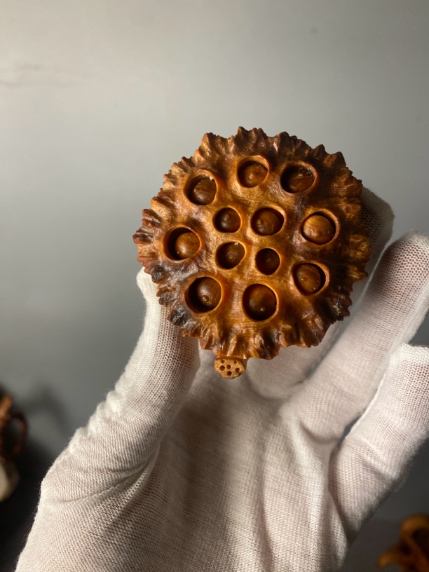 崖柏黑油料收藏级莲蓬手把件小摆件纯手工雕刻活动籽整料整雕