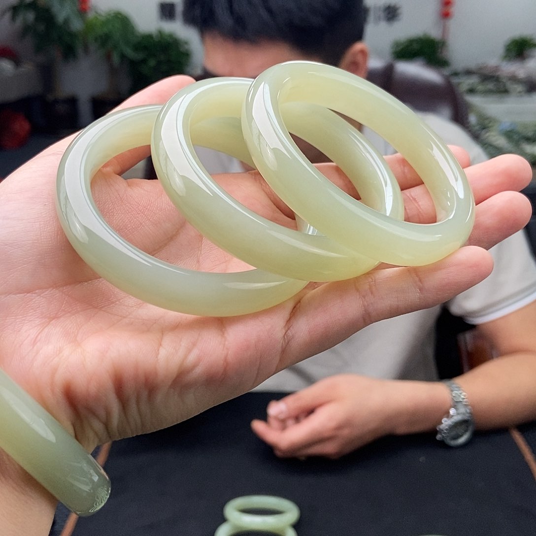 和田玉手镯未镶嵌50-60颜色多样性发拍一发一